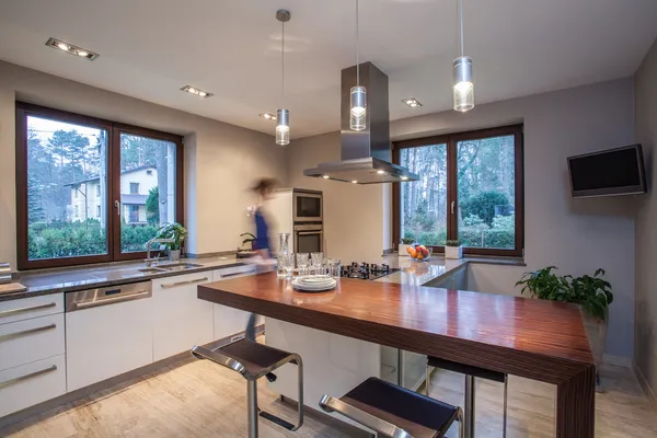 Travertijn huis - stijlvolle keuken — Stockfoto