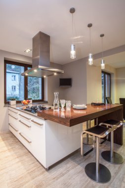 Traverten house - tv ile mutfak