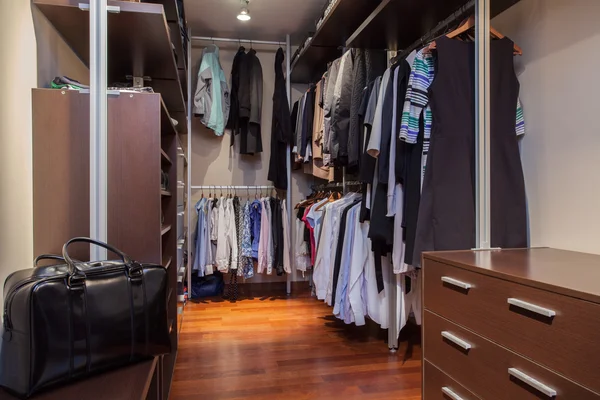 Travertine house - walk-in wardrobe — Stock Photo, Image