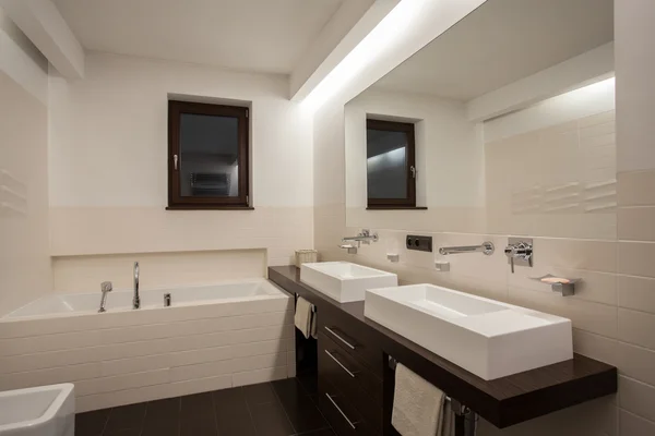Travertijn huis - moderne badkamer — Stockfoto