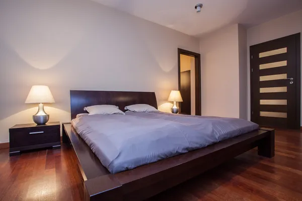 Casa travertino - cama de madera — Foto de Stock