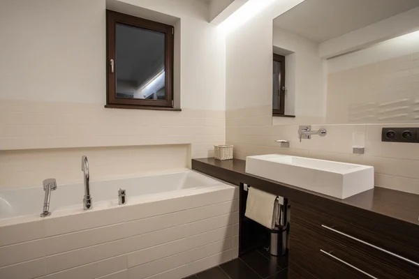 Casa travertino - cuarto de baño con ventana — Foto de Stock