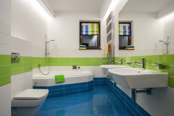 Травертин дом - современная ванная комната — стоковое фото