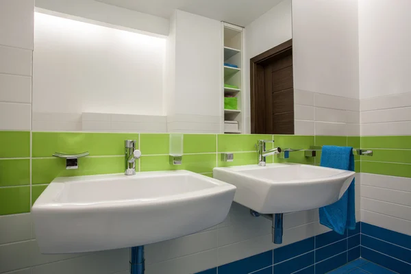 Травертин дом - ванная комната — стоковое фото