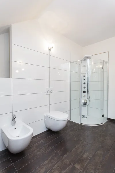 Gran diseño - baño blanco — Foto de Stock