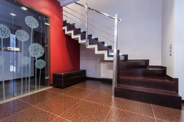 Rubinowy dom - nowoczesne schody — Zdjęcie stockowe