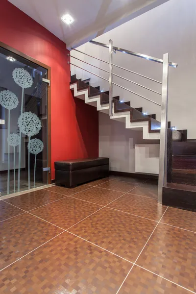 Rubinowy dom - piękne schody — Zdjęcie stockowe
