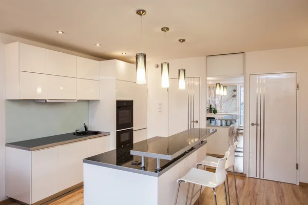 Apartamento elegante - Interior da cozinha — Fotografia de Stock
