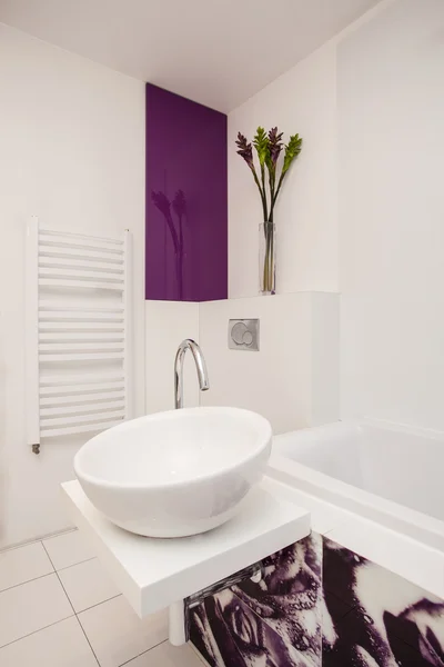 Stylowe mieszkanie - biała umywalka — Zdjęcie stockowe