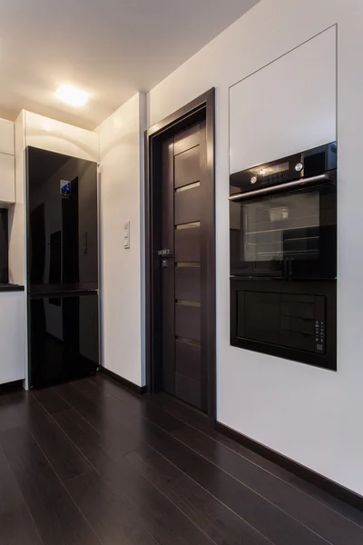 Minimalistisk lägenhet - köksmaskiner — Stockfoto