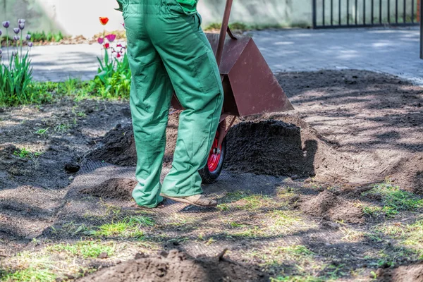 庭の労働者 — ストック写真