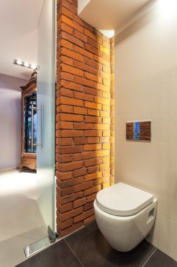 Tuvalette klozet kapağı