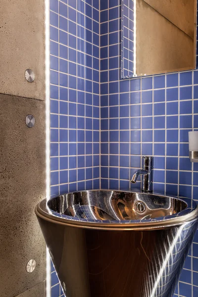 Évier dans la salle de bain confortable — Photo