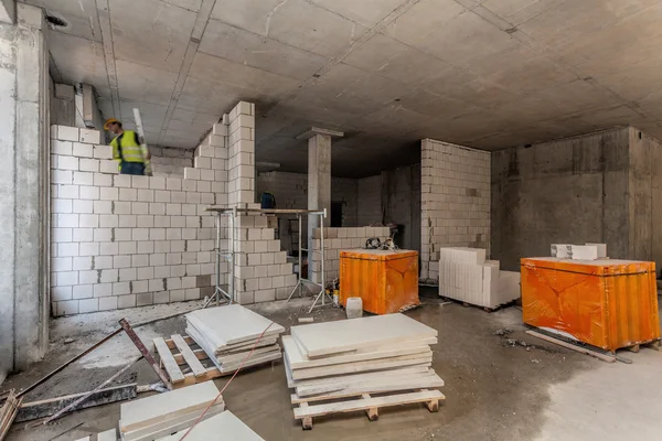 Bricklayer on the building site — Stock Photo, Image