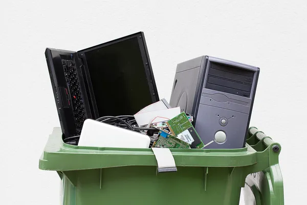 Ausrangierte, gebrauchte und alte Computerhardware. isoliert auf weißem Hintergrund — Stockfoto