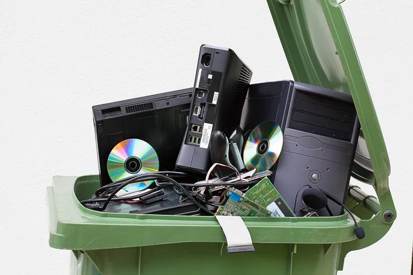 Descartado, hardware de computador usado e antigo. Isolado sobre fundo branco — Fotografia de Stock