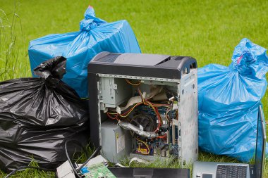 Bilgisayar çöp çimenlerin üzerinde