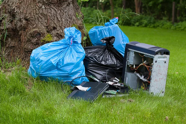 Компьютерный мусор на траве — стоковое фото