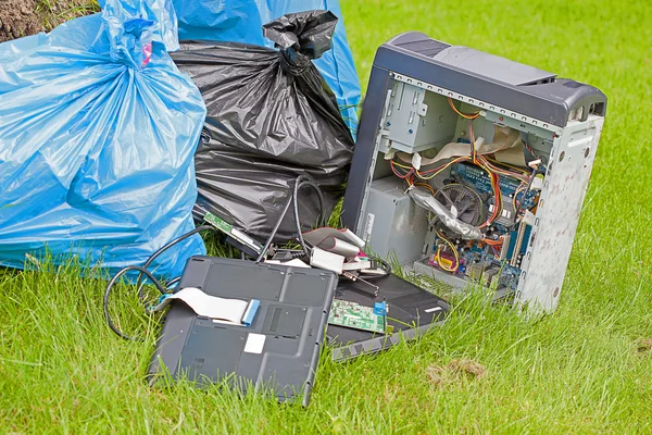 Computadora Basura en hierba —  Fotos de Stock