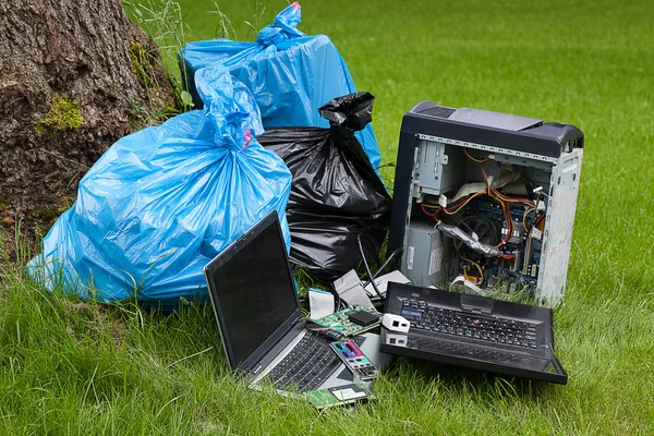 电脑垃圾在草地上 — 图库照片