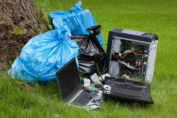 Computadora Basura en hierba —  Fotos de Stock