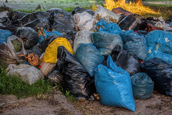 Mucchio di sacchetti neri della spazzatura — Foto Stock
