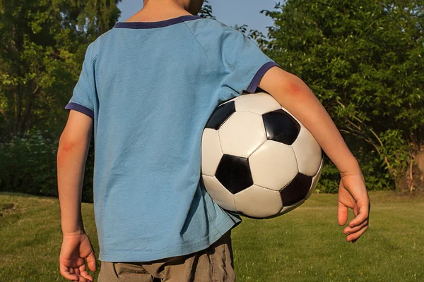 Garçon avec un football — Photo