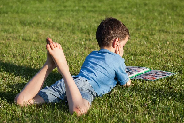 小さな男の子読書本 — ストック写真