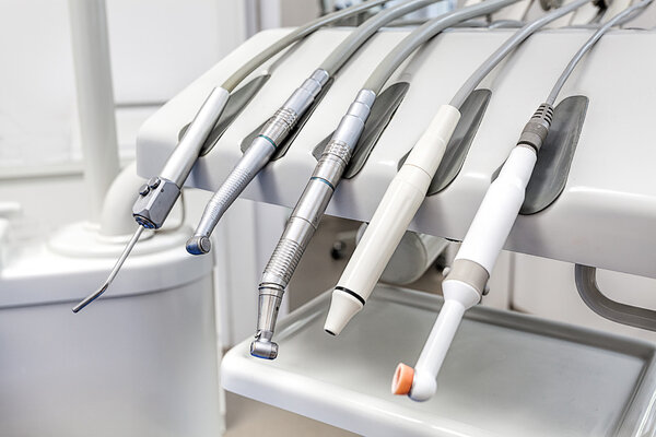 Крупный план современных стоматологических инструментов, огнетушителей
