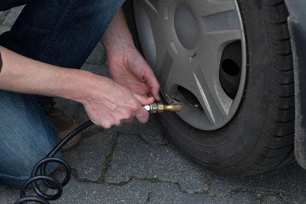 Pumping a flat tyre — Stock Photo, Image