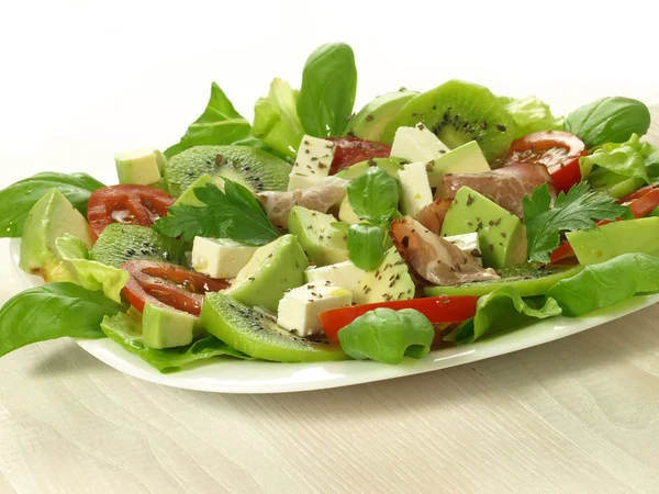 Тарелка со свежим салатом — стоковое фото