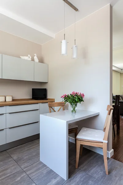 Espaço brilhante - cozinha com espaço para refeições — Fotografia de Stock