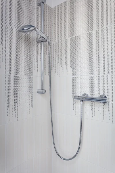 Lichte ruimte - een zilveren douche — Stockfoto