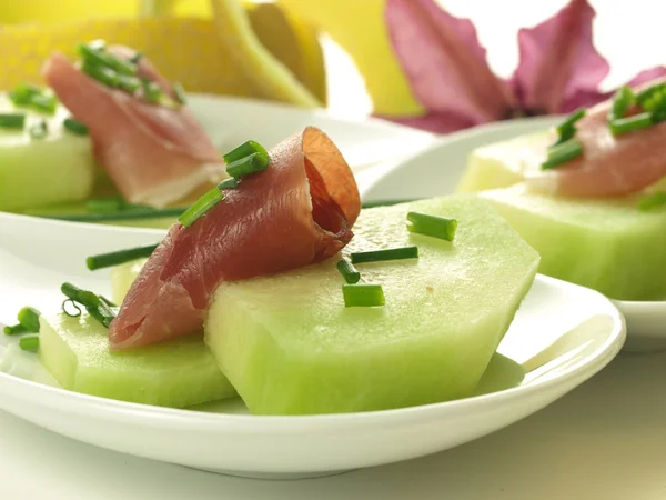 Raw melon with ham — Stock Photo, Image