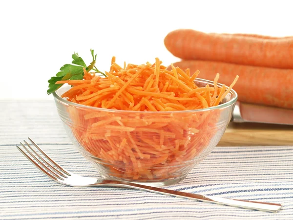 Салат с морковью, изолированный — стоковое фото