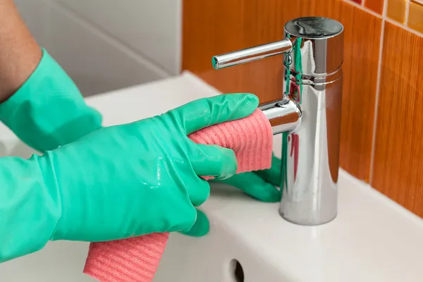 Tap cleaning — Stock Photo, Image