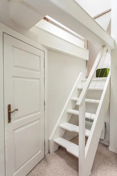 Vintage Villa - Treppe im Dachgeschoss — Stockfoto