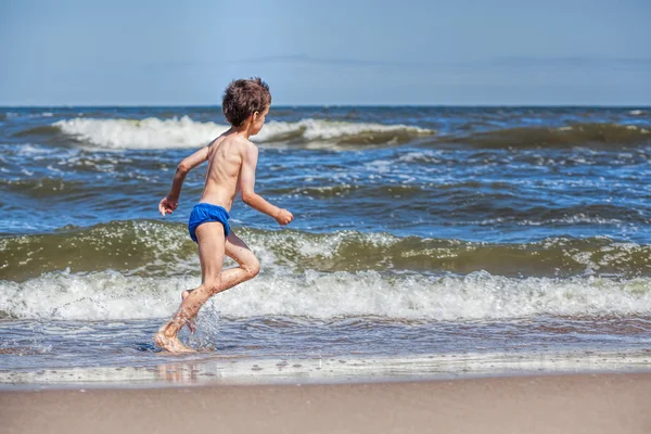 Młody chłopak na plaży — Zdjęcie stockowe