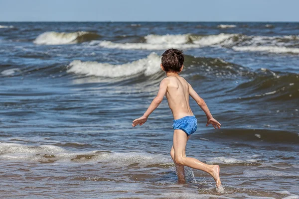 Little boy and waves — Stock Photo, Image