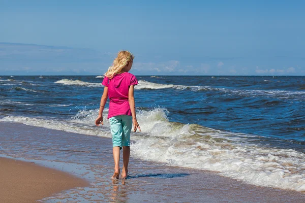 Miúdo a caminhar na praia — Fotografia de Stock