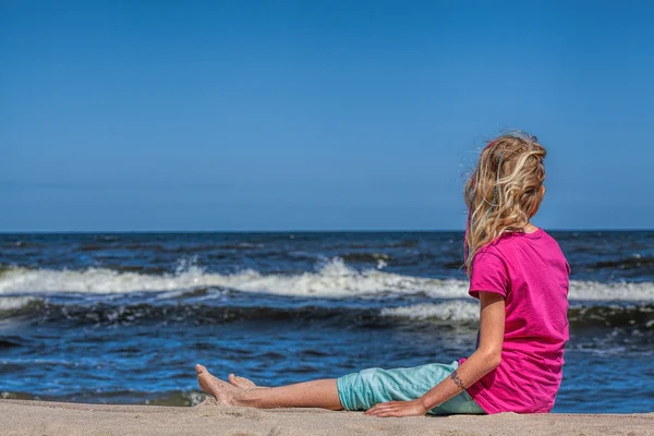 海辺で小さな女の子 — ストック写真