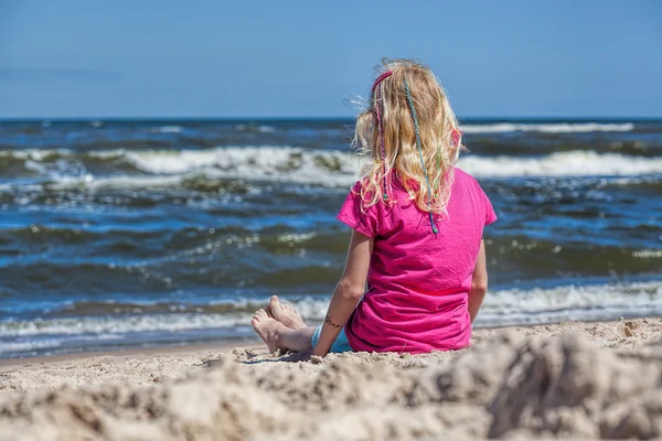 Kijken naar de seawaves meisje — Stockfoto