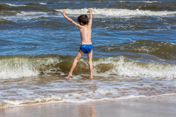 海辺で若い男の子 — ストック写真