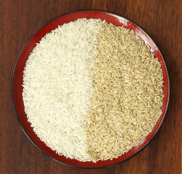 Beyaz ve kahverengi pirinç — Stok fotoğraf