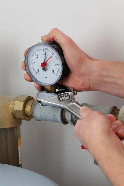 Screwing pressure gauge — Stock Photo, Image