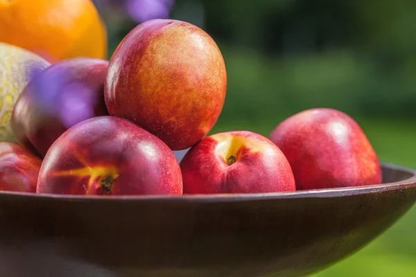 Haufen Nektarinen — Stockfoto