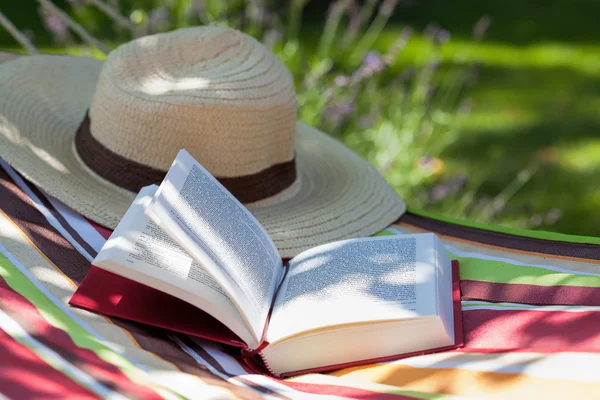 Libro y sombrero — Foto de Stock