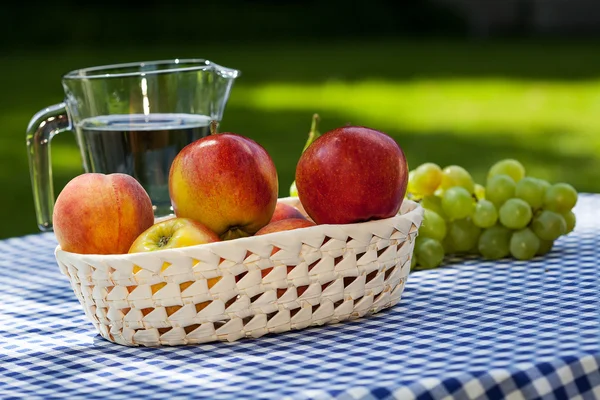 Frutas y agua — Foto de Stock
