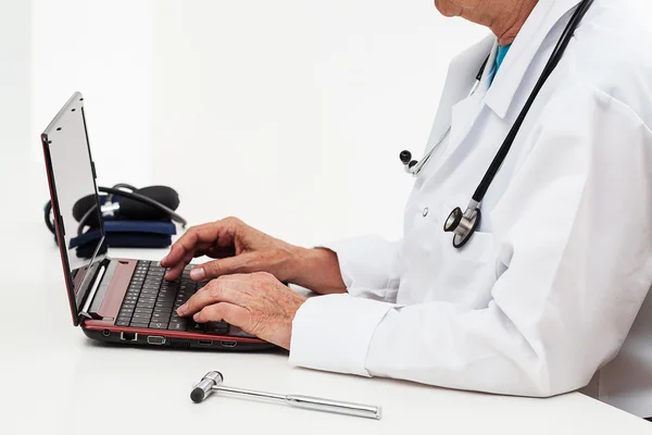 Medico con laptop — Foto Stock