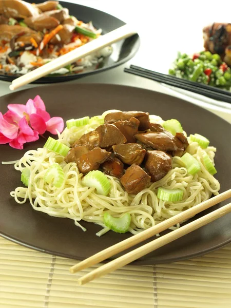 Chinesische Nudeln mit Huhn — Stockfoto